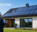 Casă modernă cu panouri fotovoltaice pe acoperiș și tehnician care verifică instalația solară